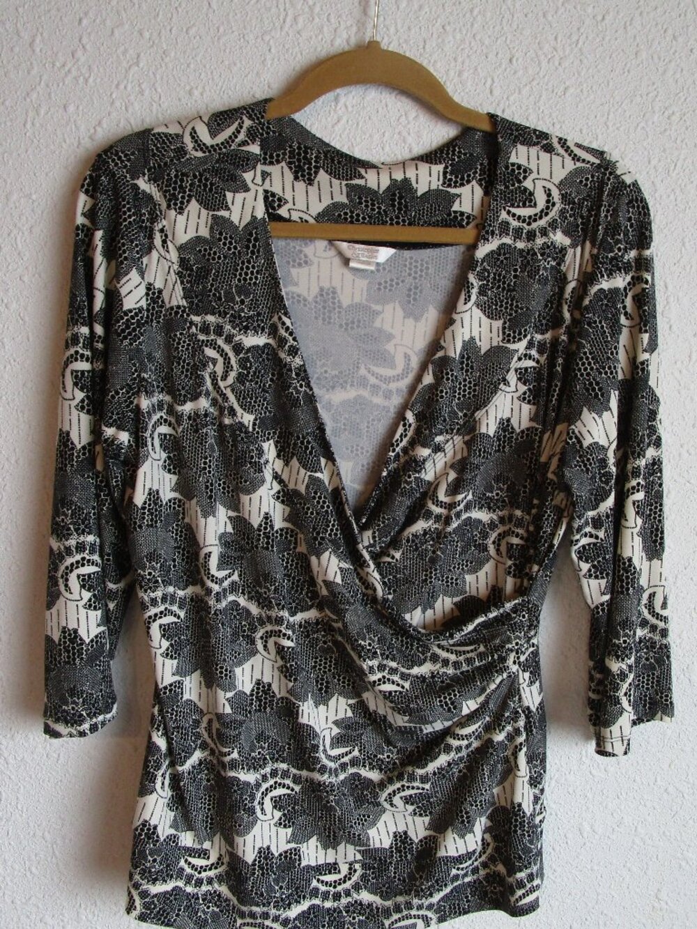 BW wrap style blouse, XL polyester w midlength sleeves. Loose fit, lightweight.